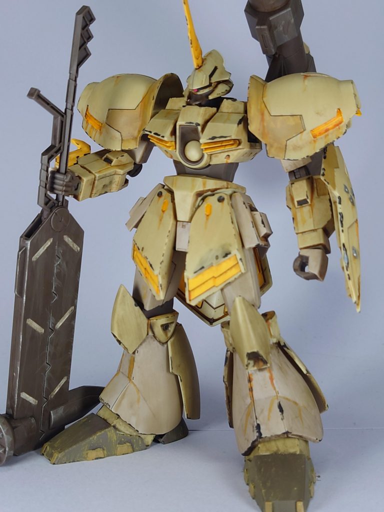 正面鉄血寄りのキットなので派手に汚してみましたまるで歴戦のモビルスーツみたいになりました