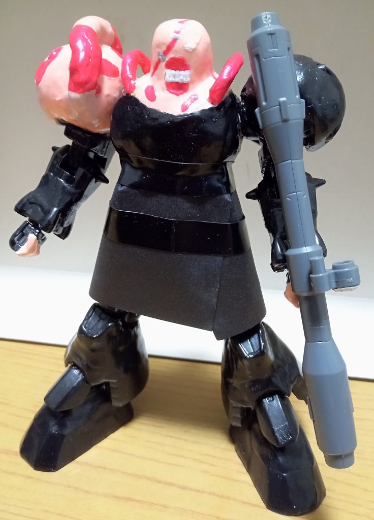 サフをかけて、マニキュアで塗装後、厚紙を腰に接着し、ビニールテープでベルトを再現しました。当初は、このバズーカにしようと思ったのですが、写真検索で何故かドムがヒットしてしまったので、ザクバズーカを改造した物に変更しました。