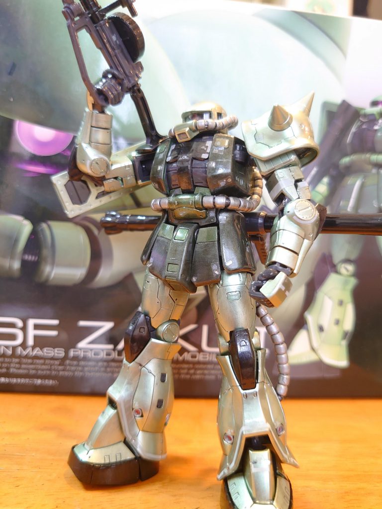 胴体はメタルイエローグリーンにメタルブラックを混ぜる量を変えて２色に塗り分け。パイプはクロームシルバーで塗っています。