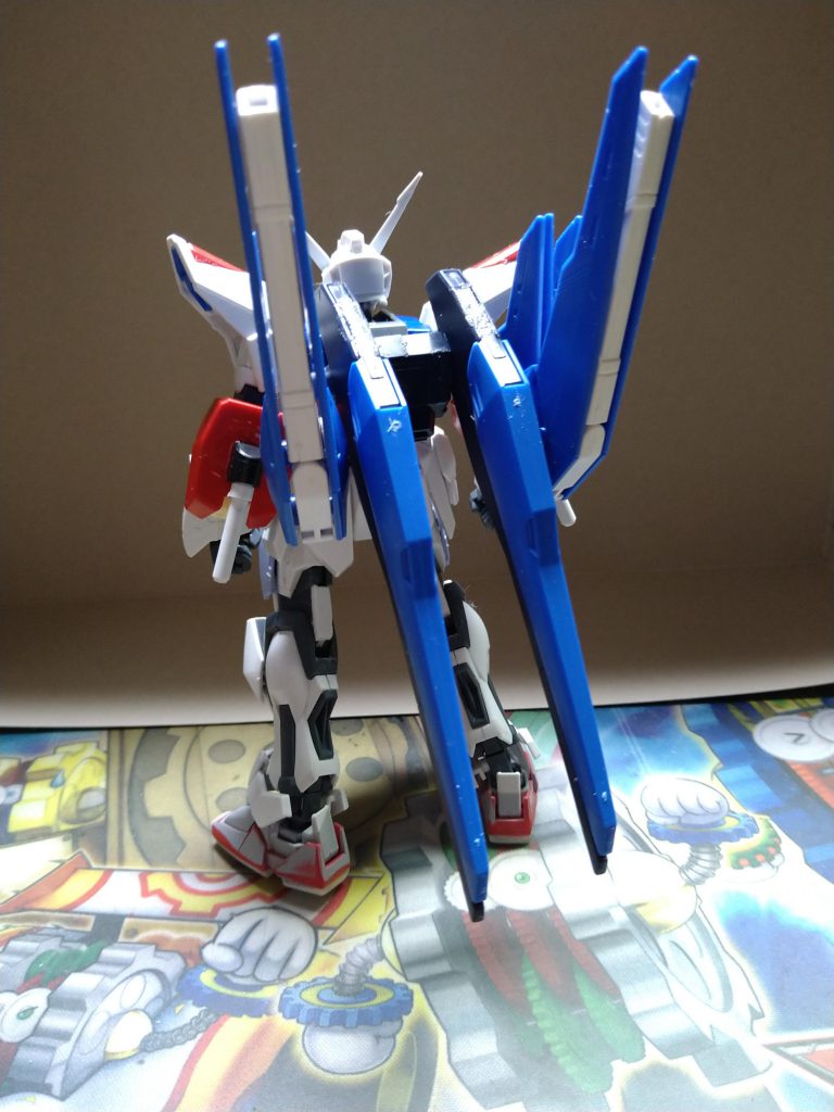 後ろ姿。SDクロスシルエットのフリーダムガンダムのバックパックにストライカーの基部を貼り付けています。これにより背負わせることが可能に。また、ストフリからドラグーンを拝借して取り付けています。このドラグーンはスタビライザーの役割も担います。