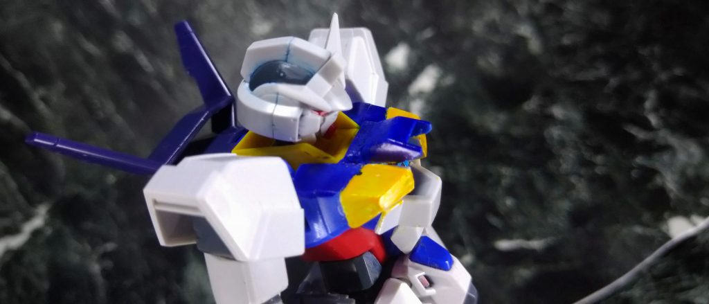 バストアップ。　胸のAマークはそのままにAGE-1スパローとエクストリームガンダムの肘パーツ、オーライザーの【OB16,17】番パーツを加工しAGE-2マグナムの【A15】番を使用し印象の変更を狙ってみました。SEED系のコックピットブロックが好きだったのでそれに近くなるように、それでいてAGEの特徴を残すべくFXとAGE-2とAGE-3のコックピットブロックを参考にしました。