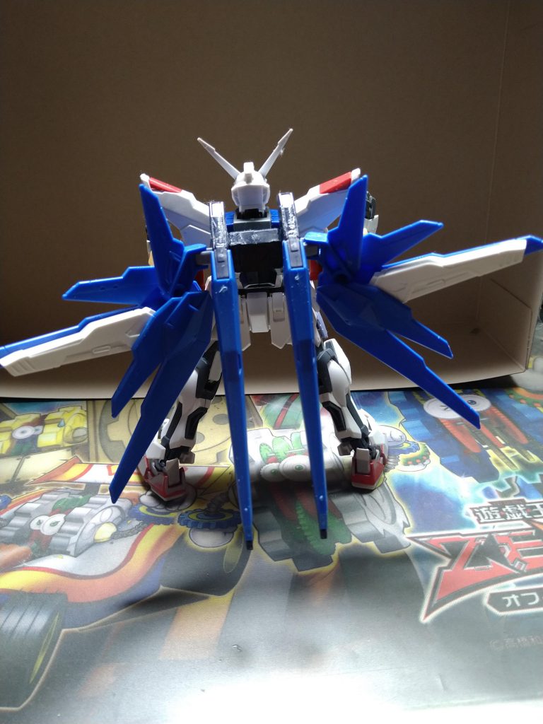 背中のウイングはもちろん展開が可能。ビームキャノンも展開するんですが取り忘れました。まだこれからパーツを足していくかもしれませんが、大きく形が変わることはないと思います。