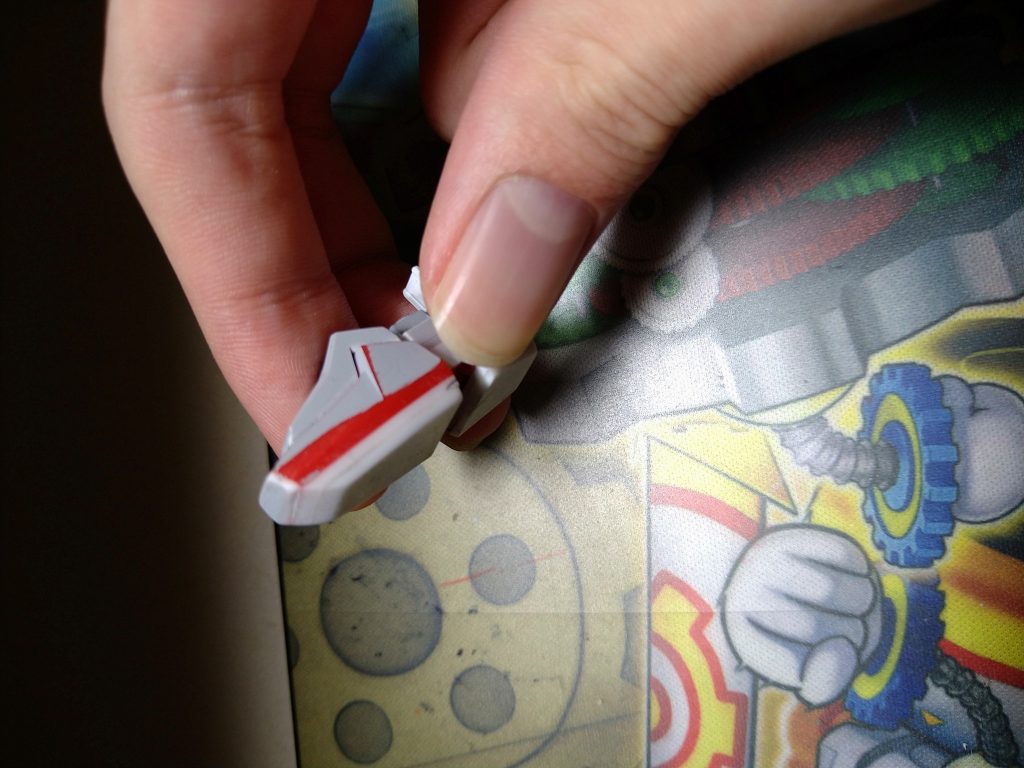 今回は既存のパーツを使って作っていくのが目標だったので、プラ板などは最低限といった感じです。脚の下駄の部分にプラ板を貼りつけて削り、METAL BUILDのストライクガンダムっぽくしました。