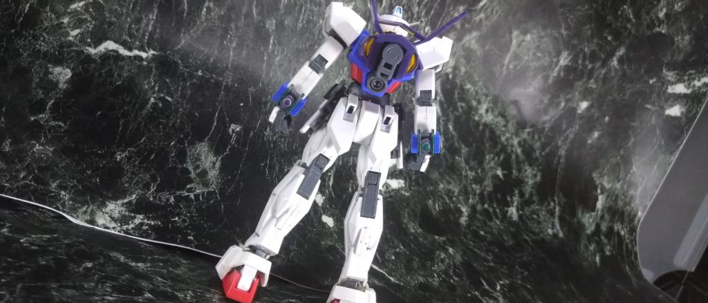 背面。バックパックはTRYAGE-マグナムから拝借。HGBCシリーズのジョイントでバックパック中央のジョイントを隠しつつ様々なジョイントであらゆるバックパックを繋げられるようにするのが目的。AGE-3の腕に付いているのはストライクの肘パーツを加工してメタグリーンで塗った疑似小型シグルブレイド的な物です。塗装がm(_ _)m腰パーツはストライクの腰をそのまま使用することで推進機の増設とウェアチェンジの際のアーマースカートの簡略化を測ってみました、サイドアーマーはオービタルのシールドを加工して付けました。脚部の汚れはスラスターを付けようとした際の名残ですm(_ _)m足首にはDXのカバーを使って排熱用機関にしています。