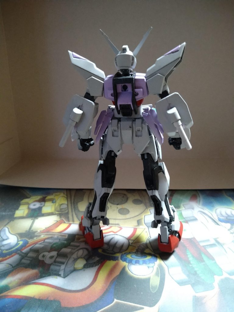 横とか後ろとか。最初に余っていたリボーンズの腕を見たときに腕の可動が面白いなと思ってなにかこの腕を使って作れないかなと言うことで作り始めました。想像以上に上手くミキシングできてよかったです。武装はヘッドバルカンと肘部分のビームサーベルのみです。