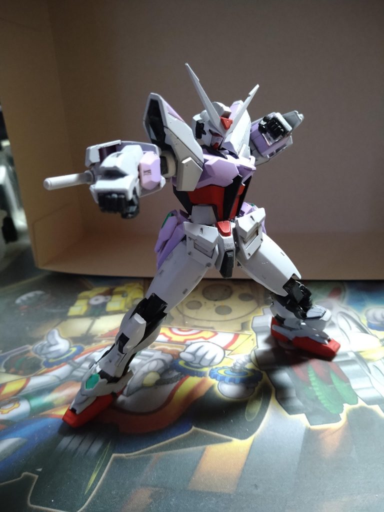 腕の部分なんですが、そのままだとポリキャップの形状が合わなかったりしたのでリボーンズの肘側のポリキャップにプラ棒を差し込んで関節パーツなどを通してフリーダムの肩につながるようにしました。あとは特にはいじっていません。