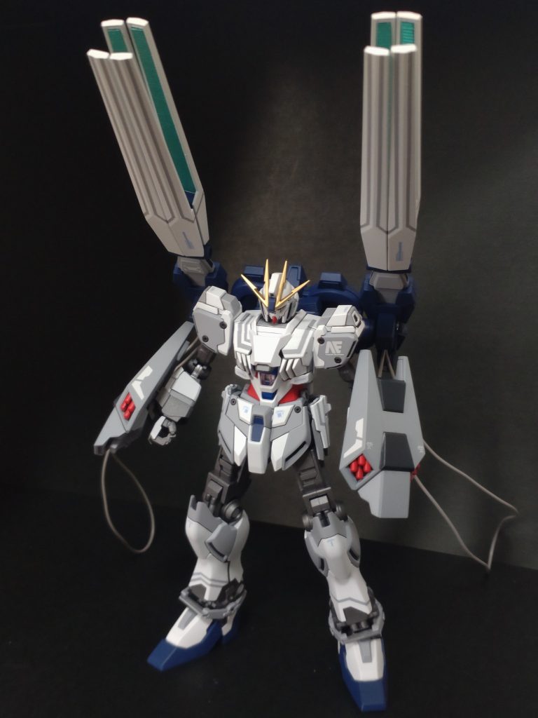 正面。インコムの裏側はエバグリさんのプラバンでディテールアップしました。素組みしたら何だか地味だったので、細切りのマスキングテープを使ってちょこちょこラインを入れてみました。