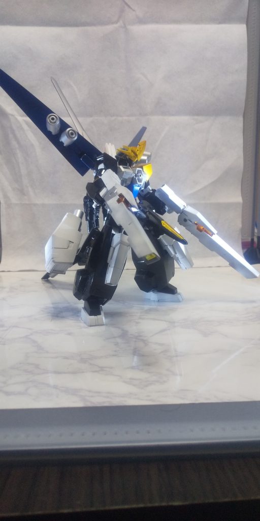 機体名:ガンダム・ヘスペラー武装:胸部GNブラスターGNバズーカ×2GNキャノン×6背部GNホーミングレーザーシステム「ベントゥレーザー」×4ガンダム・シュトラールのプロトタイプ。背部にホーミングレーザーと呼ばれる誘導型光学兵器を装備。それ以外にも当時としては破格の火力を持つ兵装を搭載している。しかし、ドライヴ1つでは機動力・火力・防御力を賄うことは不可能に近いと判明し、ニュクスの完成まで格納庫の隅で埃を被る日々を過ごすこととなる。