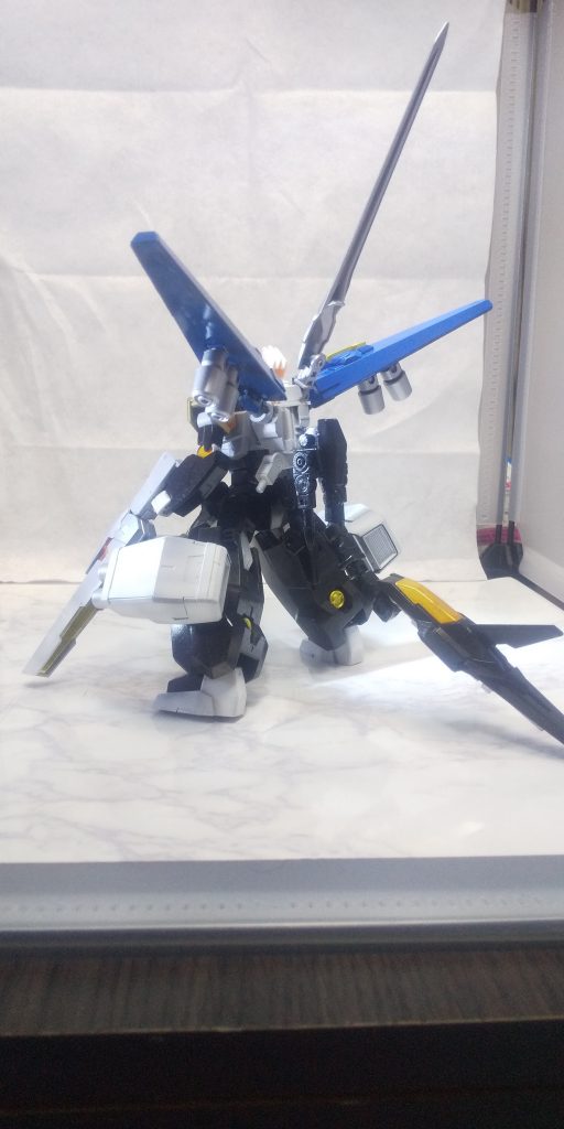 うしろすーがた。使用ガンプラはセラヴィーガンダムガンダムヴァーチェウイニングガンダムユニコーンガンダムギャプランメテオホッパーエグザビークルAGゼダスMGウイングガンダムVer.kaの筈です。黒一色だったらもっと大変なことになってたなこれ……