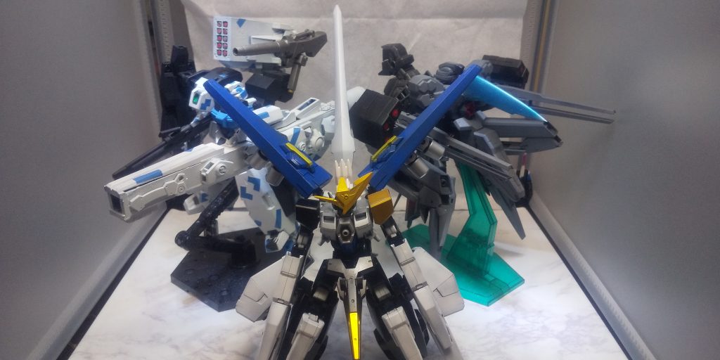 系列機どもとスリーショット。プロトタイプとかが後から生えてくるのもガンダムの様式美ですよね。