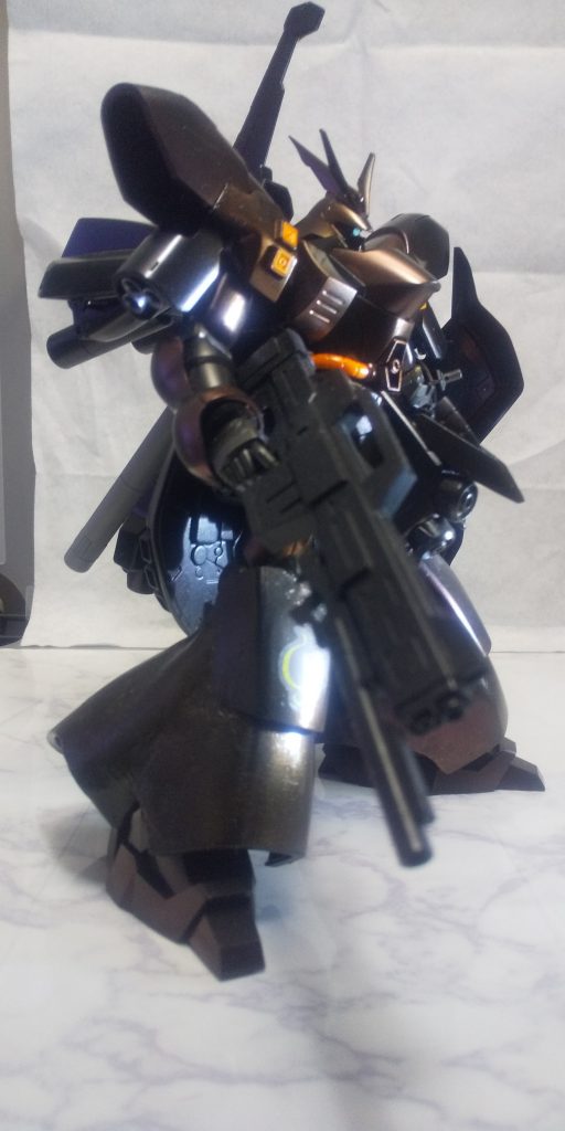 ジ・Oとサザビーを悪魔融合したら俺の心によきと思って製作した、はず。サザビー脚にジ・Oのパーツを強引にくっ付けるためパテを盛って盛って盛ったのでクソ重い。