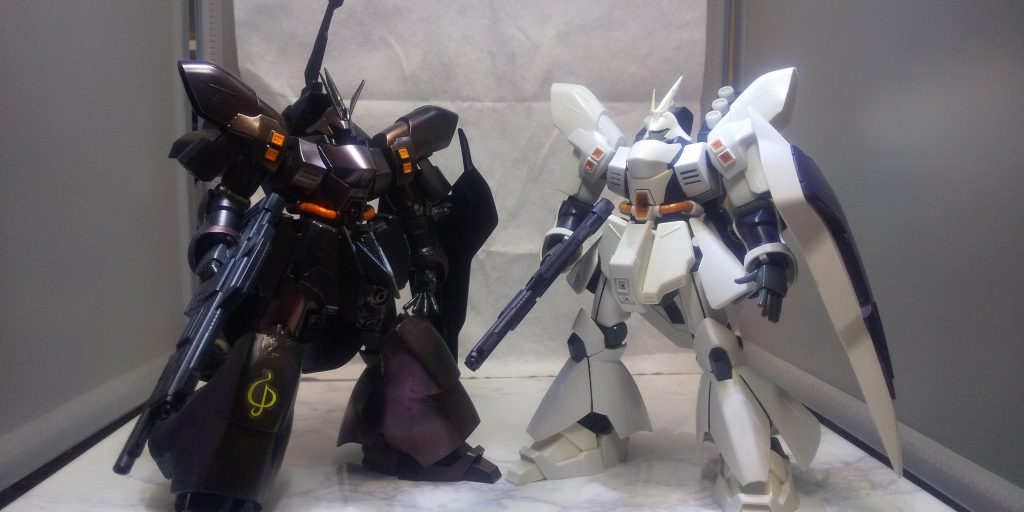 普通のサザビーと。左にピント合わせると右が見にくくなるし右にピント合わせると左が見にくくなる罠。