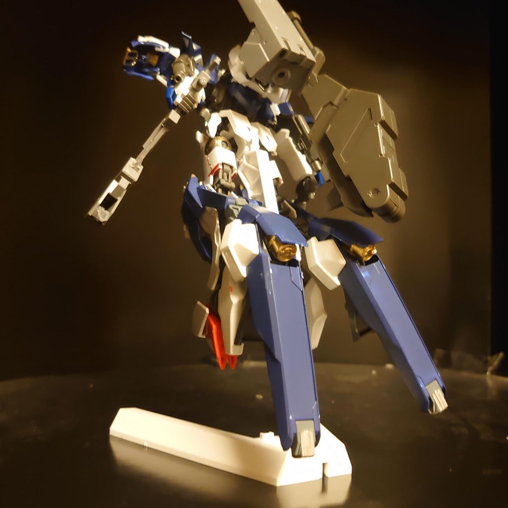 高機動形態を後ろからアヴァランチエクシアダッシュのパーツを、原型機のように足の裏まで回すか悩んだけれど、前面のパーツの可動域を確保してブースターを露出させたかったので基準位置を脛ではなく膝近くに決定。バルバトスは足首から先がかなり後ろまで行くので、ダッシュのパーツを足裏に持ってくるのではなく、バルバトスの足首をダッシュのパーツの方に移動させて添える形にして満足。