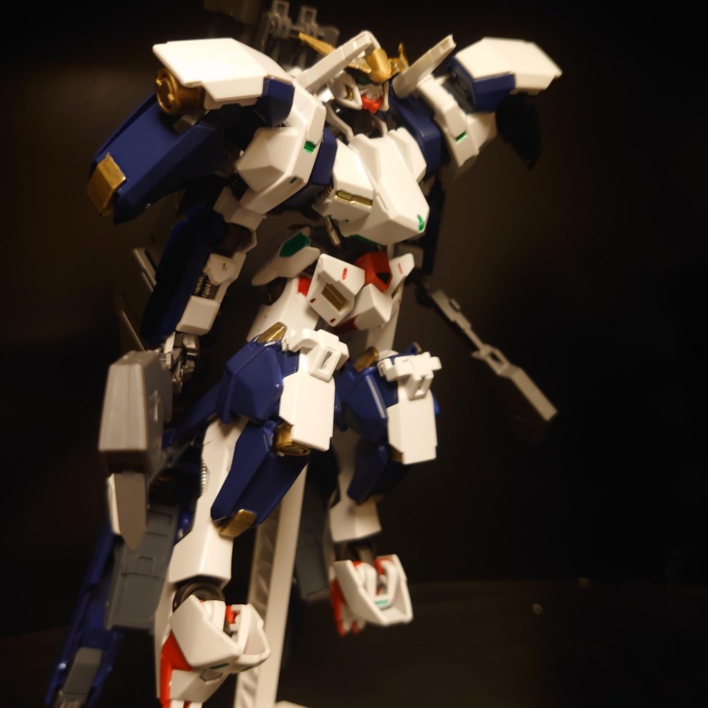 高機動形態アヴァランチエクシアの肩パーツが無加工で鉄血系の肩のジョイントにハマったので、そのままノリであれこれ移植してみました。