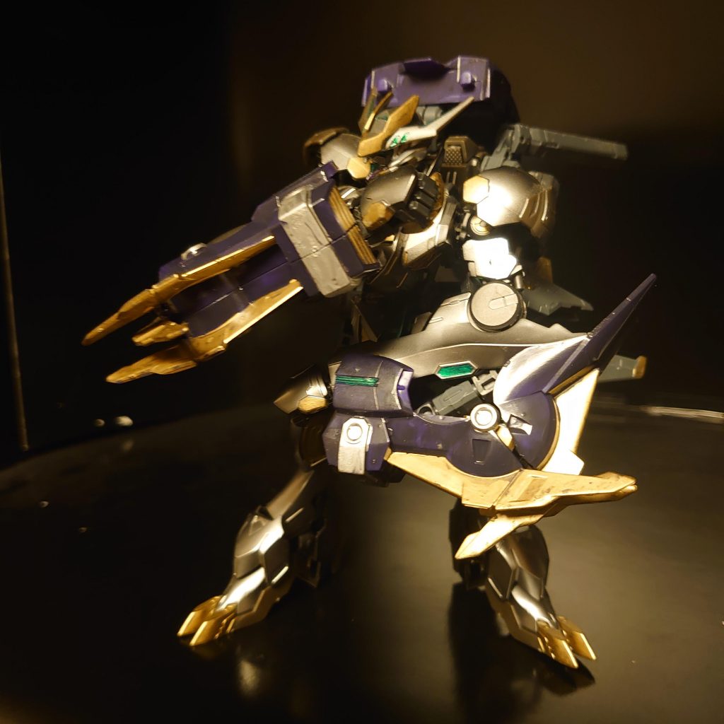 巨大化し、外装を纏った腕はソレそのものが並みの盾を超える堅固な防御に。