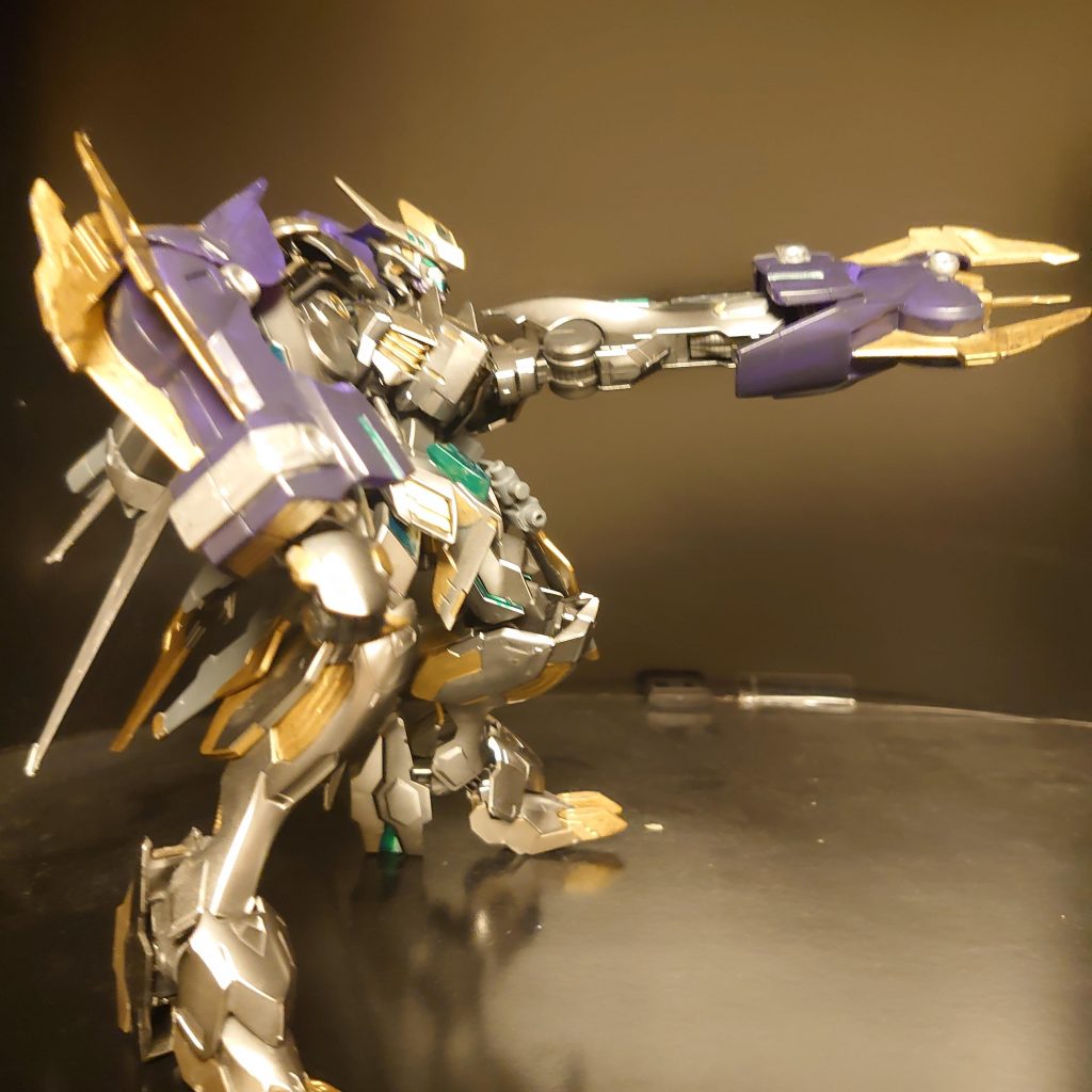 そして爪が貫く。