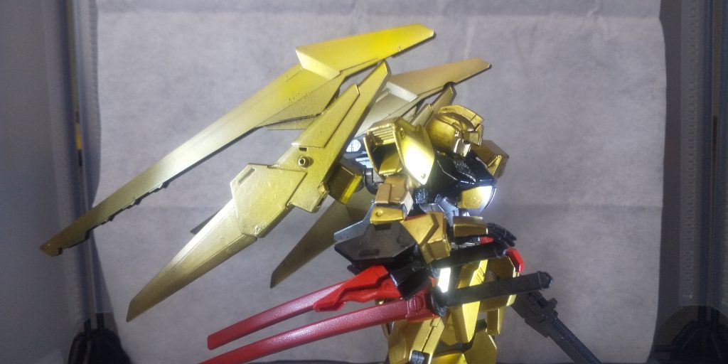 機体名の和訳は「月明かりの煌めき」。少年曰く、「お前が照らしてくれるから、俺は戦える。お前は……太陽なんだ」とのこと。そして幼馴染みは「良いよ、私が照らしてあげる。ずっと……ずーっと……」と答えた。なおこの様なやり取りはこの学校のバトル部の日常茶飯事であり、他の部員は口の端から砂糖を毎秒キロ単位で吐き出しているとか。