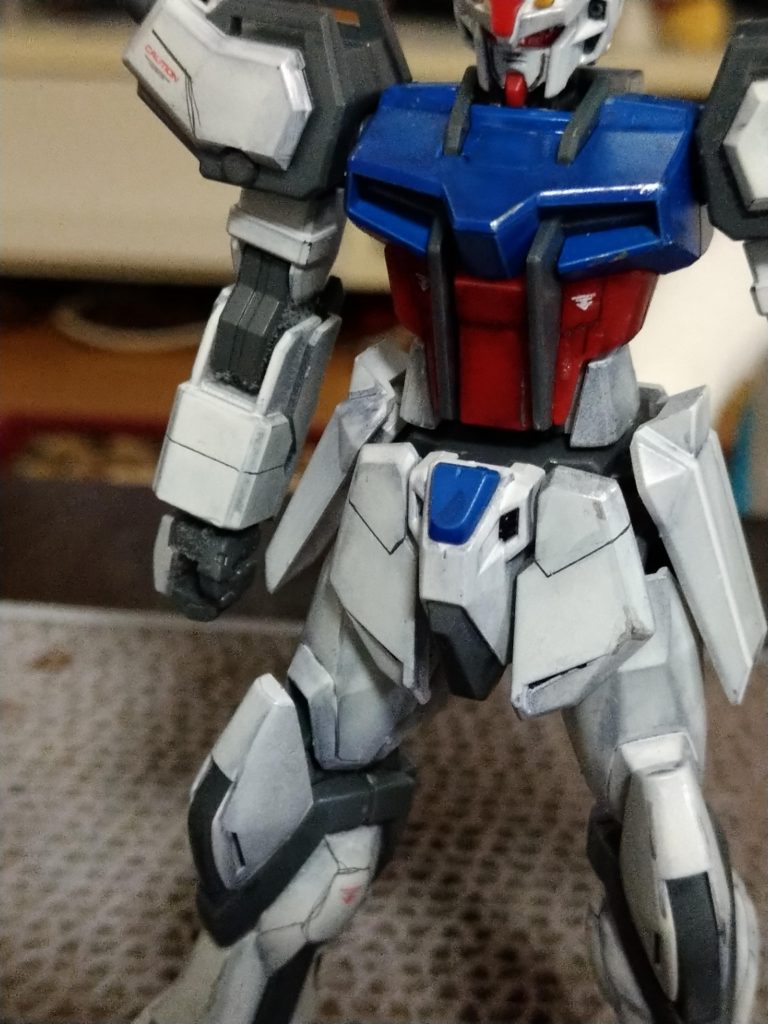 RGを参考に脚部、フロントスカート、肩部、腹部にラインチゼルでスジボリしてみましたガイド使ったのですが、特に丸みのあるところに引くのが難しくて2重線になったところもありますところどころシルバーでチッピングもしてみました