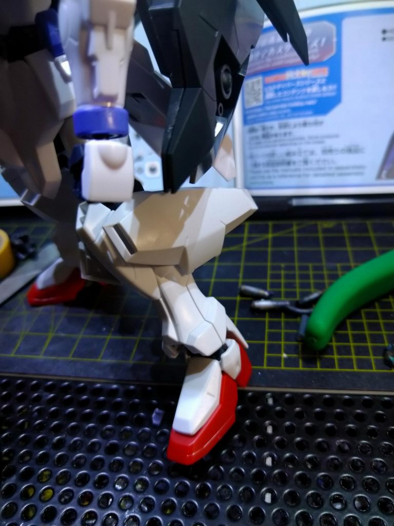 いやぁ今回足以外に語ることがないんですよねぇとにかく違和感のないゴツい足を作るためにあれこれ試行錯誤してます。これはボツ案ですね