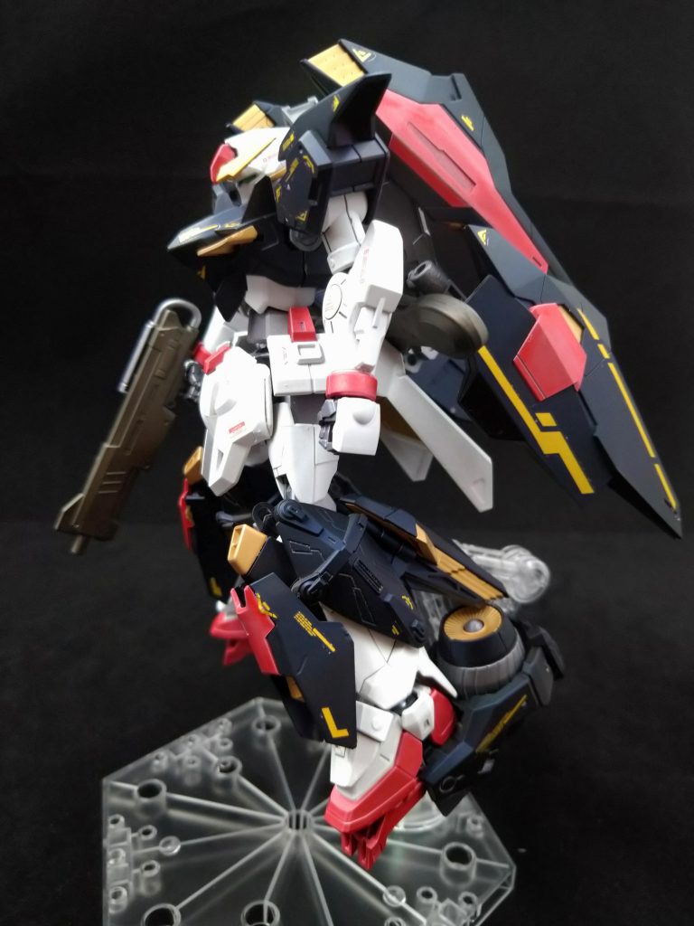 横から見るとバックパックがスラスターでありながら盾としても使えるよう見えるように作ってたりします。しかし余りパーツのみの縛りがそろそろ枷になってまいりまして可動域の確保が大変厳しい状態に…