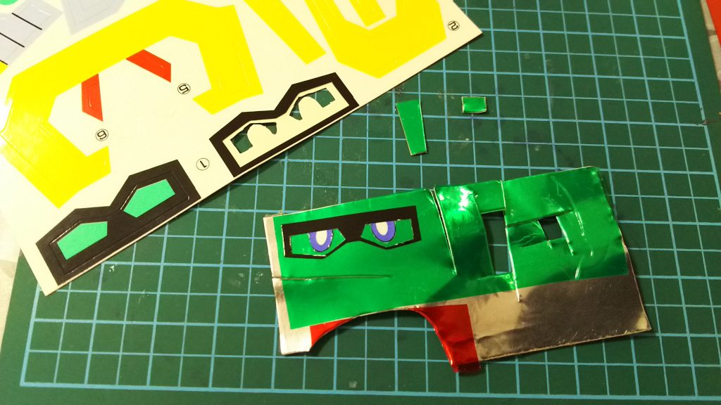 アルミテープとクリアグリーンフィニッシュの上にキット付属シールを切り出して貼り付け（或いはガイドに切り出し）、カメラアイやセンサを光沢の輝きとしています。