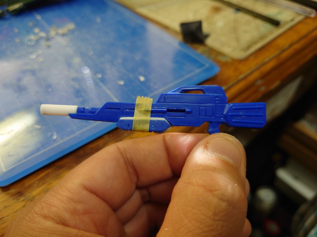 ライフルの一つは旧版1/100ガンダムF90Vタイプの物。と言っても、グリップ周りをはじめ、そのまま使える筈もないのでかなり改造しています。