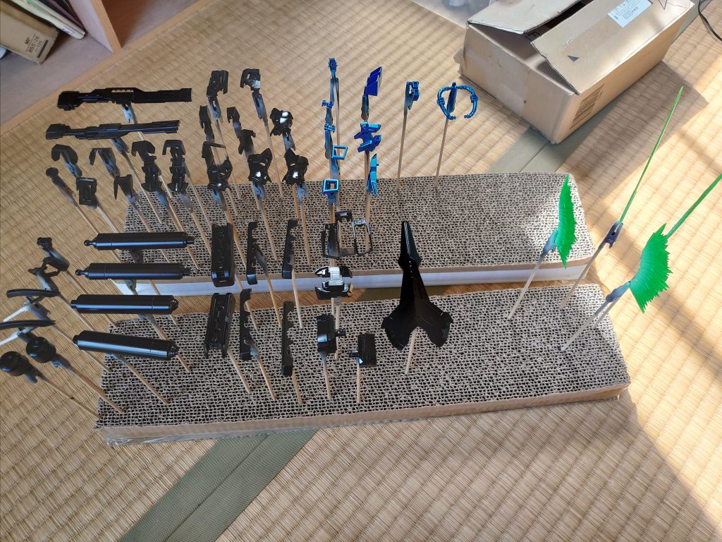 塗装工程。いつもながら畳に何時間もあぐらをかいてエアブラシ作業をやっているので、股関節が慢性的に痛くなってます😅