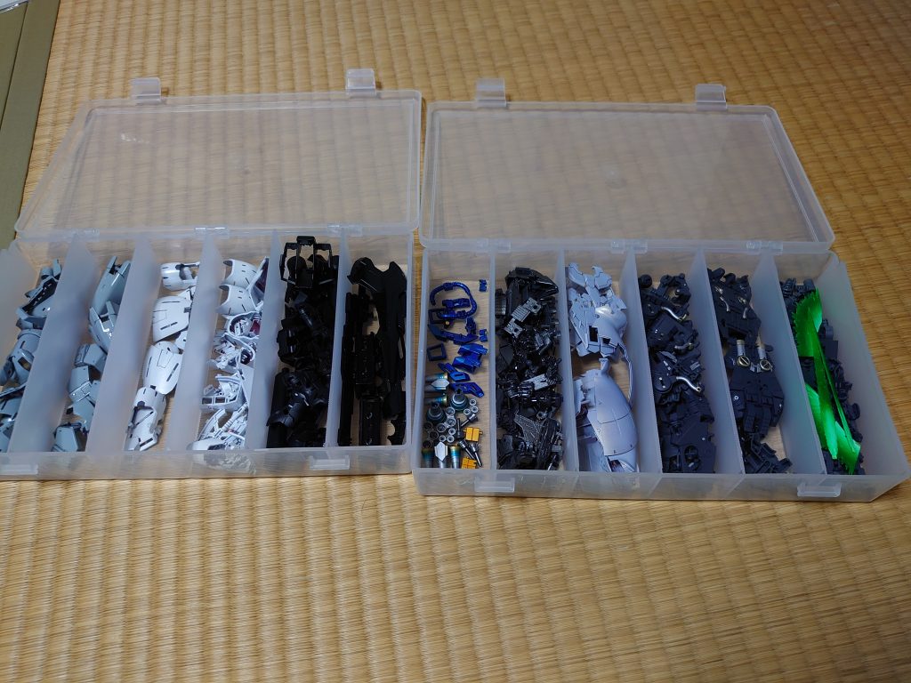 塗装完了したパーツの画像。白①白下地にプレミアムガラスパールを吹いて艶有りクリアー。白②シルバーサフにクリアーホワイトでキャンディ塗装。白③ニュートラルグレー+ホワイトに艶有りクリアー。グレーが多いから白①を増やそうか、としても工程が多い💦それプラス、組んでしまったパーツががっちり噛み合ってしまってはずれない💦　というのが塗装のやり直しを断念した理由です。