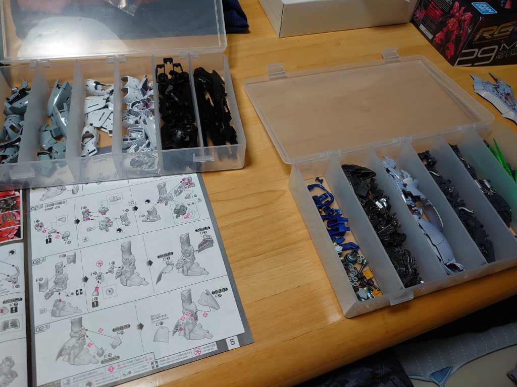 これは組み立てはじめの写真。結局塗装やり直しを断念したので、白いパーツに黒いデカールを増やすことで白味を少し抑えてバランス調整する方向に軌道修正。また、写真撮影する時は当てる光量を増やすことでグレーを目立たなくする…という悪あがき🤣この失敗は次のサザビーで取り戻して見せる！！