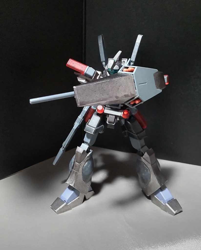 シールドはジェガンのを流用しており、ミサイルランチャーも搭載されています。またシールド裏にスタンロッドが装着されており、先端部分から展開することによる打突攻撃も行います。