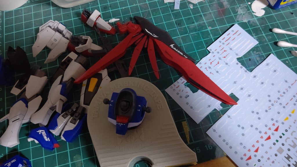 RGのデカールを貼ることで、HGでもかなりリアル感出てくる