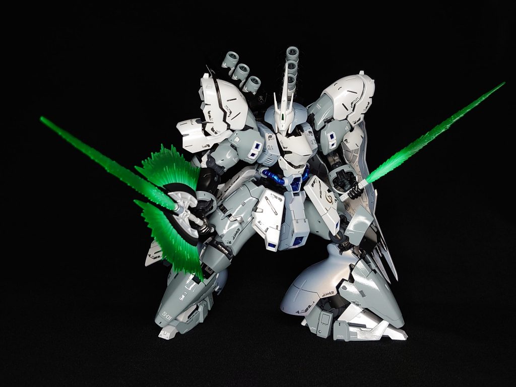 そして軽く角度をつけてポージング。グレー多めでも動きをつければ、まぁそれなりに…ビームソードのグラデーションはうまくできたので今後も応用していこうと思います。