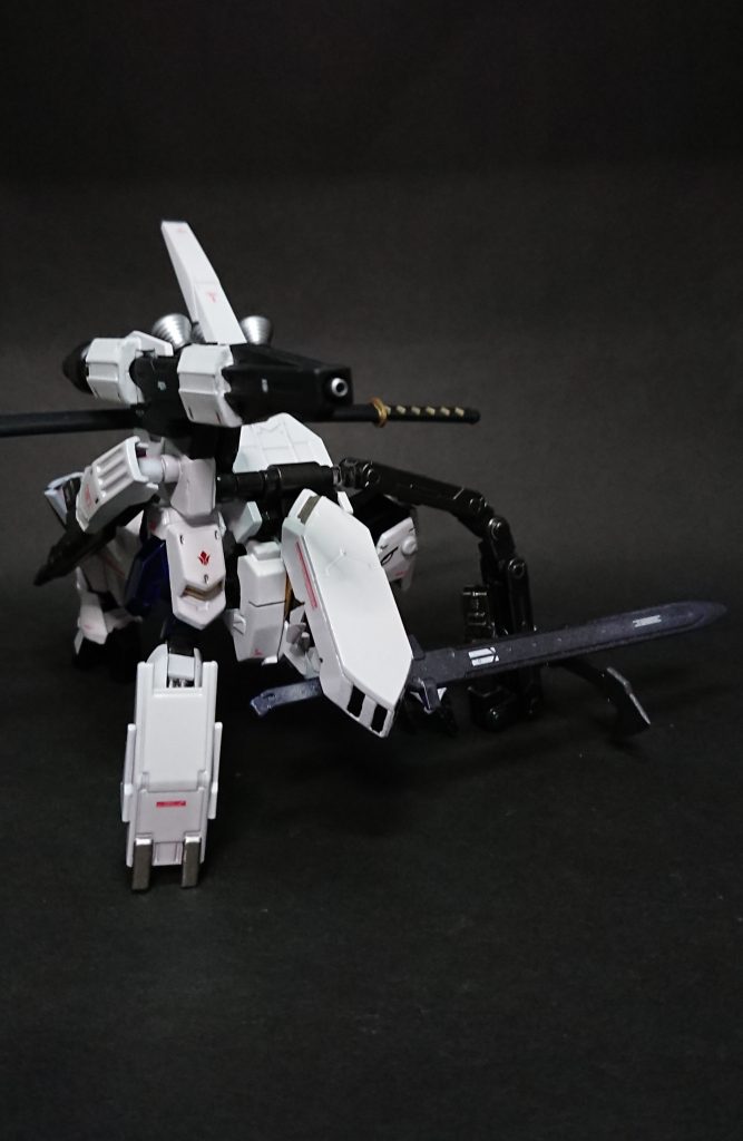 変形も可能です。右手装備の長剣は口に咥えさせてみました。バックパック右側のレールガンは基部を延長して、可動範囲を拡げています。