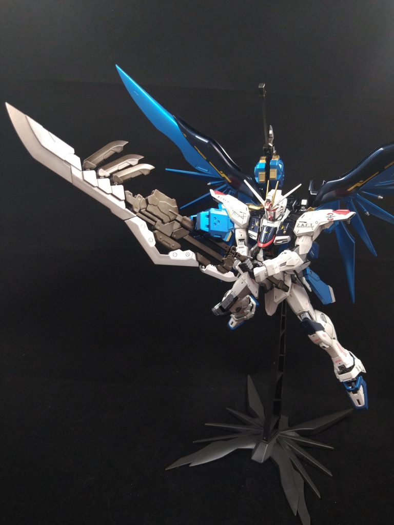 大剣モードは両手持ち重々しく見えるように調整しています。