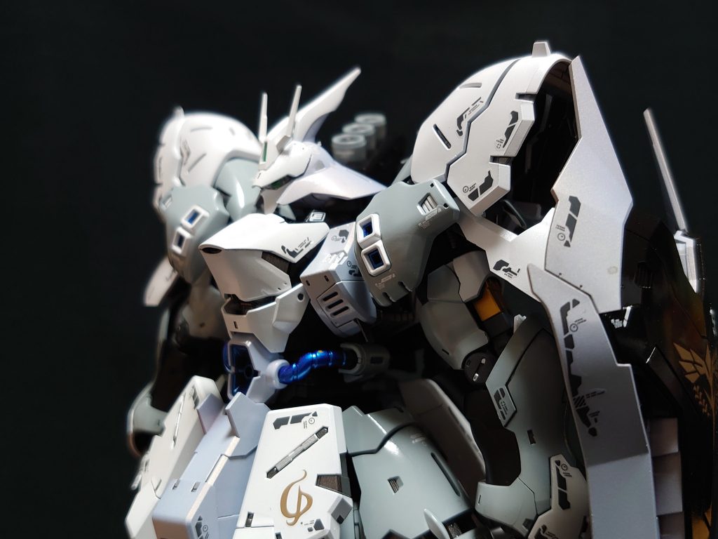 腰から上の写真。う〜ん…やっぱりグレーのパーツが割合として多い…もっと薄いグレーなら…いや、広いパーツは白の方がよかったか…