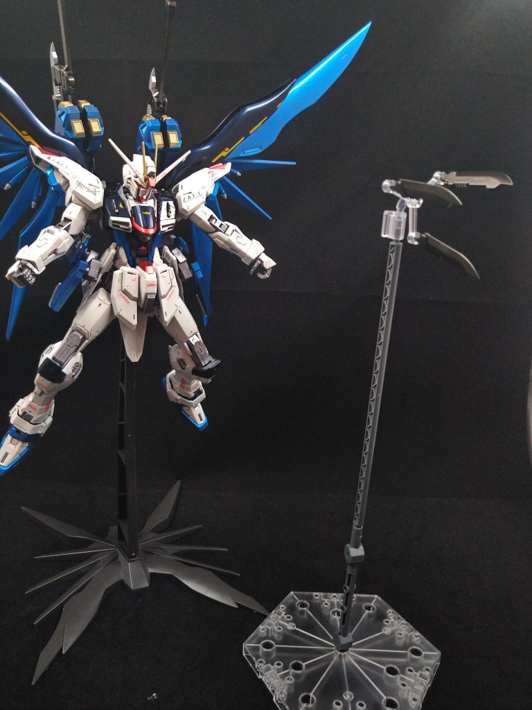 剣に取り付けられている3本のアーマーシュナイダーは投げナイフのように投擲して使い中距離戦に対応させます。