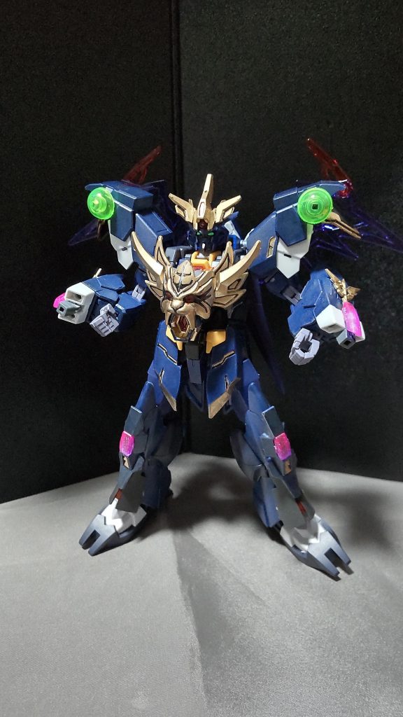 武装合体、アークティターンガンダム!ちょっとした勇者ロボを意識してたりなんかしてます。○主な使用ガンプラについて・フェイクνアーマー(胸部、腰部、脚部)・ヴィートルーアーマー(肩部、腕部)・ネプテイトアーマー(頭部)・徐晃デスサイズ(翼部)・天雷火砲の虎(胸部)・黄忠ガンダムmk2の兜の一部(胸部)・その他ジャンクパーツ多数