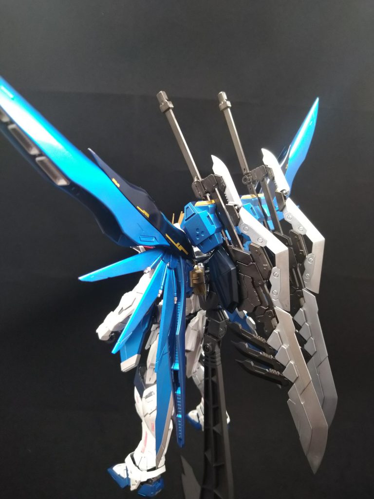 代わりに装備してるのは巨大な大剣が2本この2本を運用して戦います。