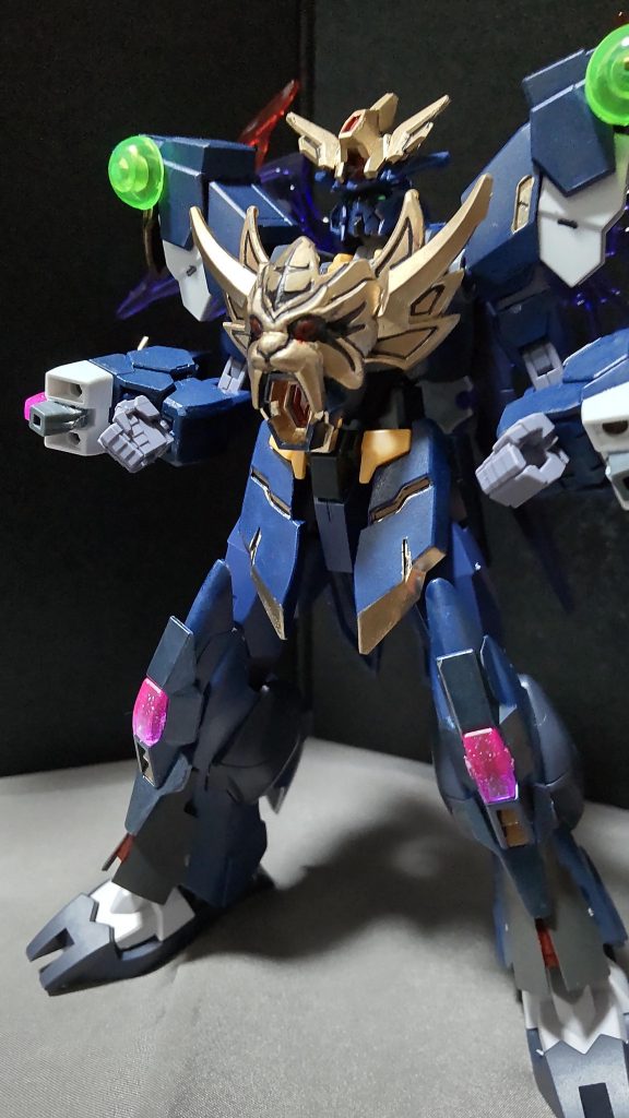 ○タイガーキャノン胸部にある虎より放たれる強力なエネルギー砲で、戦艦相手でも装甲を貫通する威力を誇る。また、エネルギー砲以外にも、火炎放射や放水等も行うことができる。