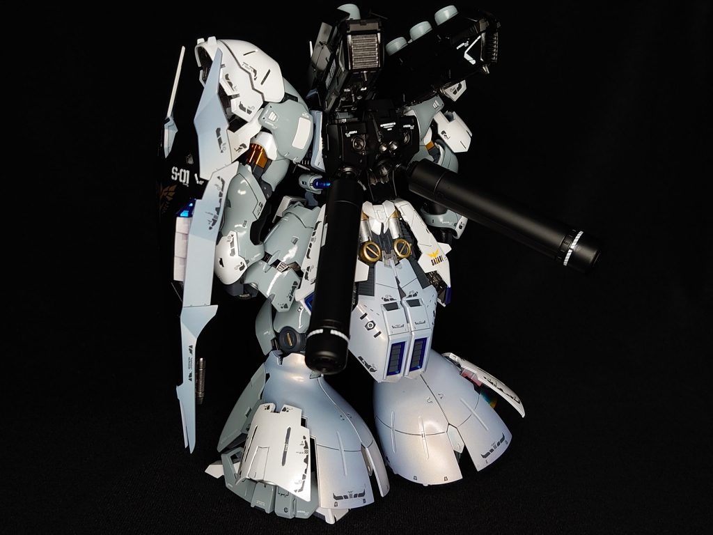 背面はそこそこまとまりがあって悪くない配色です。ふくらはぎの青みがかった白はクリアーホワイトのキャンディ塗装です。