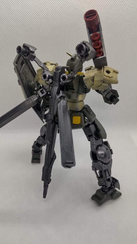 後ろにもひとつライフルを背負ってます。