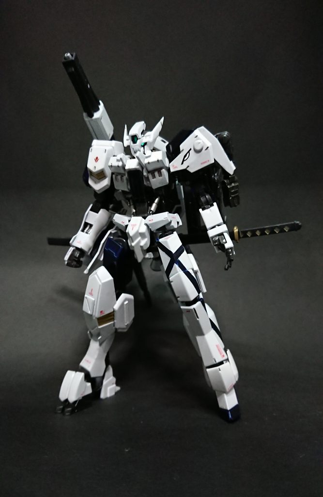 大破したフラウロスをグレイズのパーツを使って改修した機体になります。カラーは白部分は缶スプレーのピュアホワイトとパールホワイト。ダークブルーやチタンシルバー等を筆で塗っています。