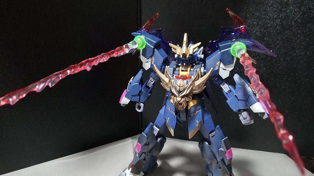 ○ショルダービームキャノン肩部アーマーより発射されるビーム砲。威力も高く、射程も長い。