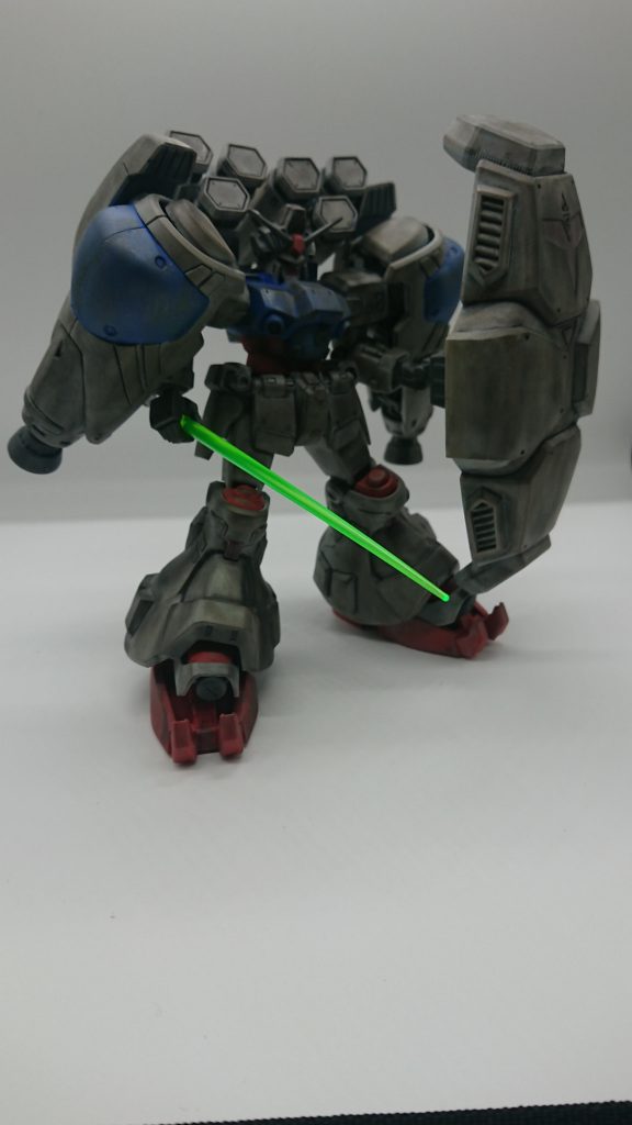 ビームサーベル抜刀ジオン残党狩りに従事した設定なので、ボロボロです。