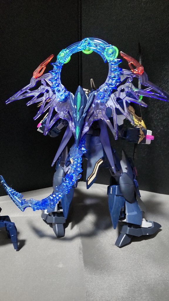 ・フルパワー時のリアビュー徐晃デスサイズのクリアパーツの羽に、孫尚香ストライクルージュのエフェクトパーツを取り付けています。尻尾は信長ダークマスクverのヒートロッドを取り付けています。