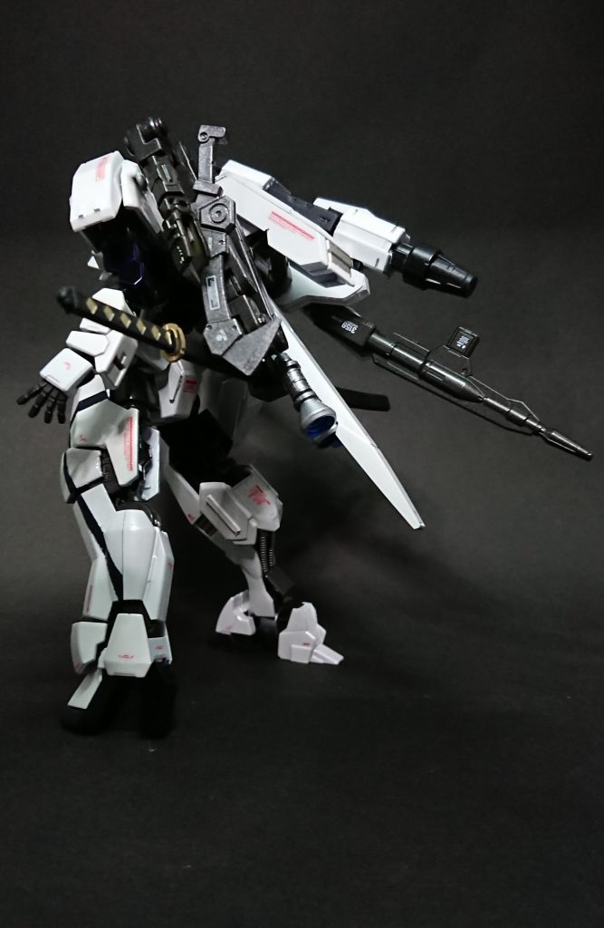 バックパック左側はサブアームに換装、また、スラスターを追加し、太刀を装備させています。