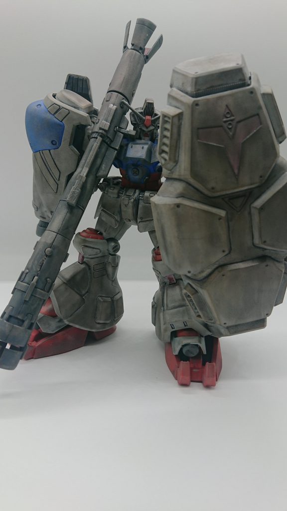 ビームバズーカ装備。アトミックバズーカよりこちらのほうが好みです。ラジエーターシールドの赤のマークや黄色の部分はリアルタッチマーカーで塗ってます。良いかすれ具合になりました。