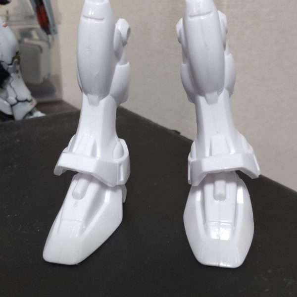 旧キットのGP01を作り始めてます。とりあえず足をボールジョイントにしてみました。（3枚目）