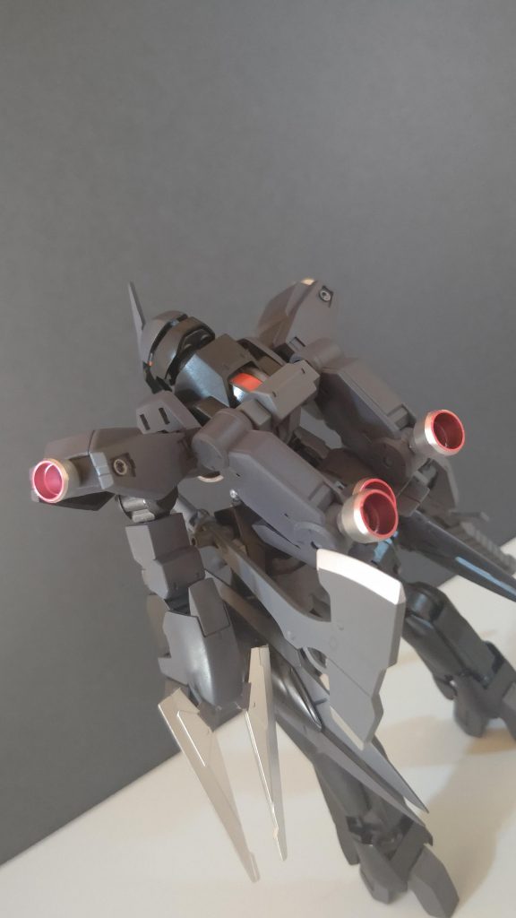 後に地上で実戦を行うグレイズアインに対し、試作段階のため、宇宙での戦闘も考慮されている。