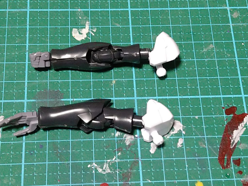 腕部はそのままでは隙間が大きいのでカットして短くし、パテでもりました